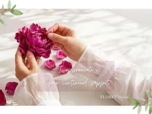 白いテーブルの上で、濃いピンクの芍薬を粘土で制作している様子。堺のアトリエFLORET-Shhino教室で、花びらを一枚ずつ丁寧に形づくっている手元の写真。