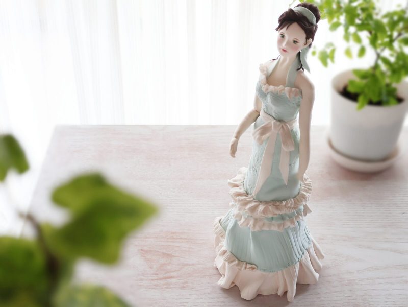 全てソフト粘土で作られた水色の華やかなフリルドレス。リボンの柔らかな質感も特徴
