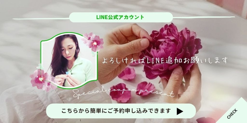 大阪・堺市のクレイクラフト教室FLORET－Shino公式LINE赤い芍薬の花を制作中の背景にプロフィールの顔写真は小さなブルースターを作っている公式LINE