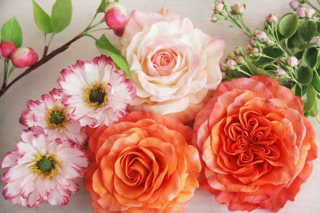 大阪堺市クレイクラフト教室で制作したたっぷりの花びらが美しい淡いピンクのバラとオレンジのバラ