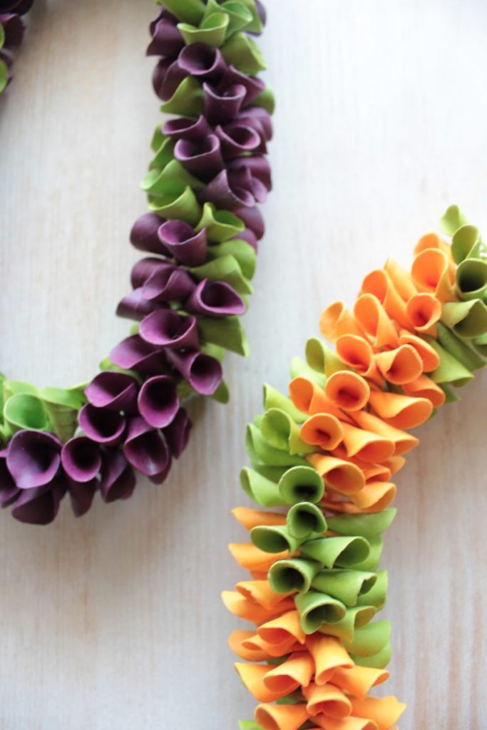 堺市クレイクラフト教室の講師しのが制作したクレイフラワー作品。オーキッドの花のレイ
