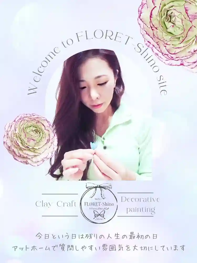 堺市のアトリエFLORET-Shino主宰のShinoです。アトリエでクレイフラワー制作中。ソフト粘土を使い水色の小花を制作している
