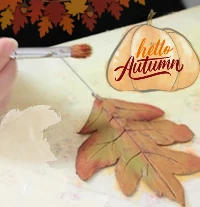 クレイで作った葉に絵具で着色し紅葉を表現